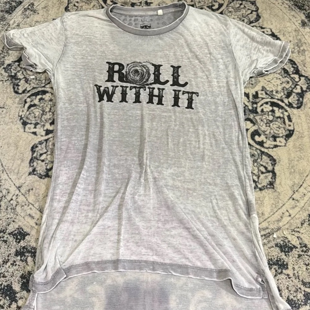 grey t shirt
